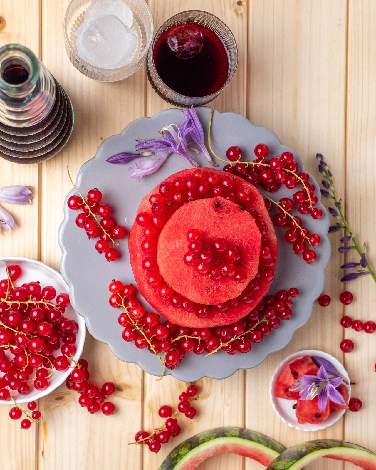 Sommerliches Dessert mit roten Johannisbeeren